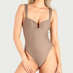 Nyud Tropea One Piece, Color Truffle - Medium